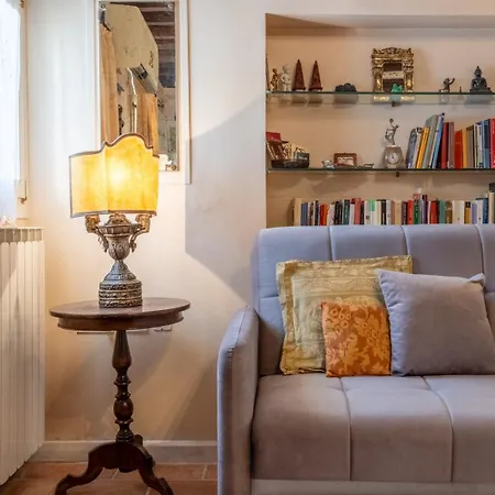 Zero Stairs + Canal View Daire Venedik