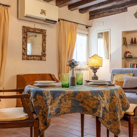 Zero Stairs + Canal View * Venedik