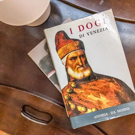 Zero Stairs + Canal View Venedig