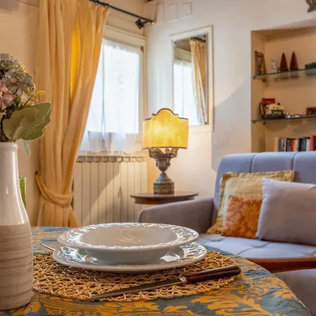 Zero Stairs + Canal View Venedig