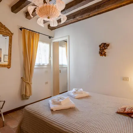 Zero Stairs + Canal View Apartment Venice