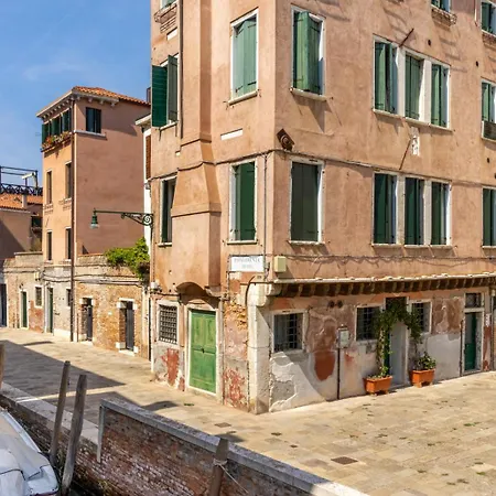 Apartman Zero Stairs + Canal View